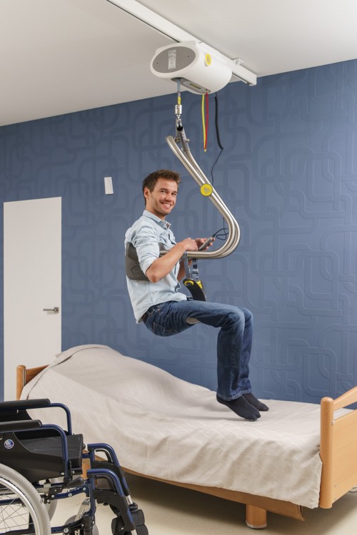 Handi-Move - In en uit uw bed - Zelfstandig naar uw bed met de Handi-Move tilbeugel® en de plafondmotor - Handi-Move Tilbeugel® , Plafondmotor