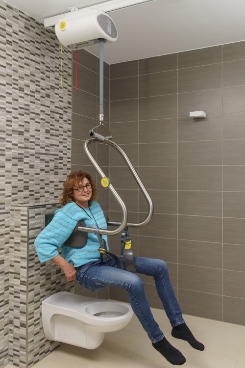 Zelfstandig naar uw toilet met de Handi-Move tilbeugel® en de plafondmotor