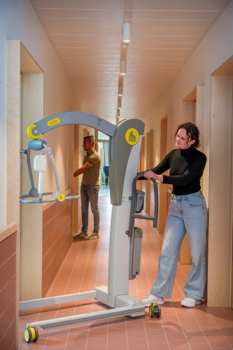 Mobiele tillift met elektrisch kanteljuk 2610 (Victor) ; Elektrisch kanteljuk - Handi-Move Tilliften