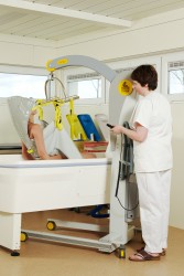 Lève-personne mobile 2600 (Victor) ; Sangle de bain ; Sangle de bain avec support de tête - Handi-Move Lève-personnes