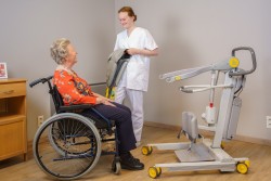 Transfer van/naar rolstoel - Actieve tilband - Actieve tillift 2620 - met natuurlijke 'sta op' beweging - Handi-Move Tilliften