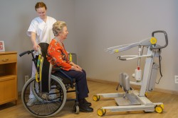 Transfer van/naar rolstoel - Actieve tilband - Actieve tillift 2620 - met natuurlijke 'sta op' beweging - Handi-Move Tilliften