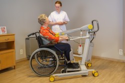 Transfer van/naar rolstoel - Soulève-personne actif 2620 - avec mouvement de levage naturel - Handi-Move Lève-personnes