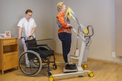 Transfer van/naar rolstoel - Stabiele sta-houding - Soulève-personne actif 2620 - avec mouvement de levage naturel - Handi-Move Lève-personnes