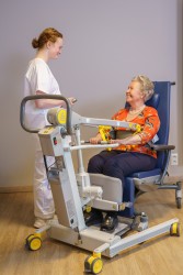 Transfer van/naar relaxzetel - Actieve tillift 2620 - met natuurlijke 'sta op' beweging - Handi-Move Tilliften