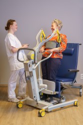 Transfer van/naar relaxzetel - Actieve tillift 2620 - met natuurlijke 'sta op' beweging - Handi-Move Tilliften