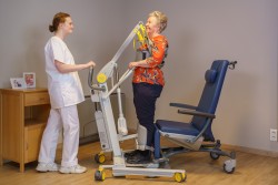 Veilig en comfortabel van zitten naar staan - Transfer van/naar relaxzetel - Soulève-personne actif 2620 - avec mouvement de levage naturel - Handi-Move Lève-personnes