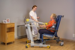 Transfer van/naar relaxzetel - Soulève-personne actif 2620 - avec mouvement de levage naturel - Handi-Move Lève-personnes