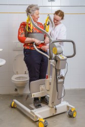 Transfer van/naar toilet - Aan- en uitkleden is makkelijk voor de verzorger - Actieve tillift 2620 - met natuurlijke 'sta op' beweging - Handi-Move Tilliften