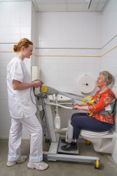 Transfer van/naar toilet - Actieve tillift 2620 - met natuurlijke 'sta op' beweging - Handi-Move Tilliften