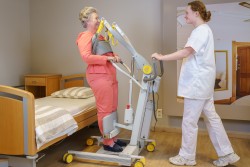 Transfer van/naar bed - Stabiele sta-houding - Soulève-personne actif 2620 - avec mouvement de levage naturel - Handi-Move Lève-personnes