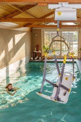 Plafondmotor als zwembadlift , Tilstoel voor zwembadlift