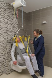 Plafondlift - zelfstandig gebruik ; Toilettildoek met hoofdsteun ; 4-punts tiljuk ('2120') - Handi-Move Tilliften